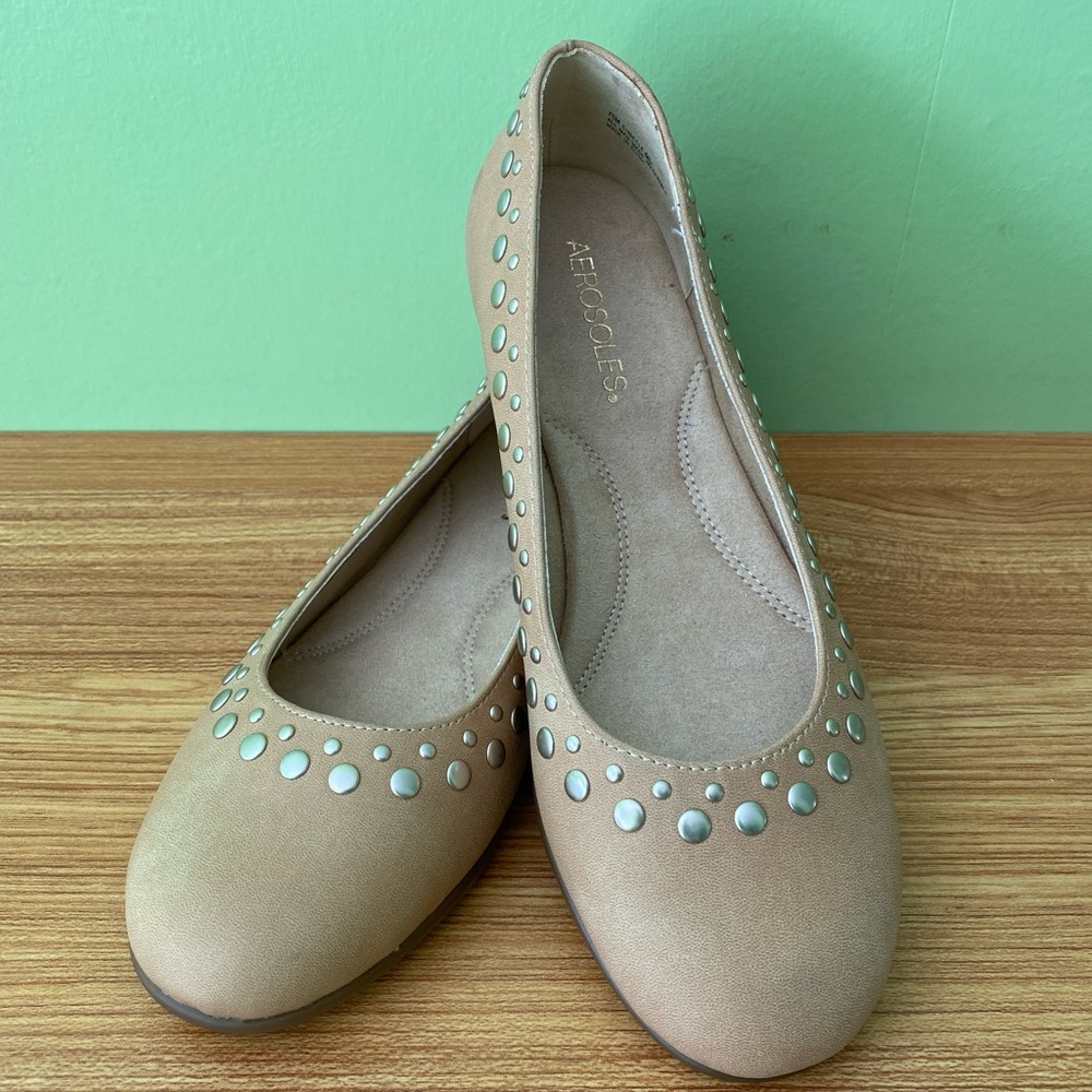NWOT Aerosoles Ballet shoes with studs. Color - Tan. Size - 7.5M
